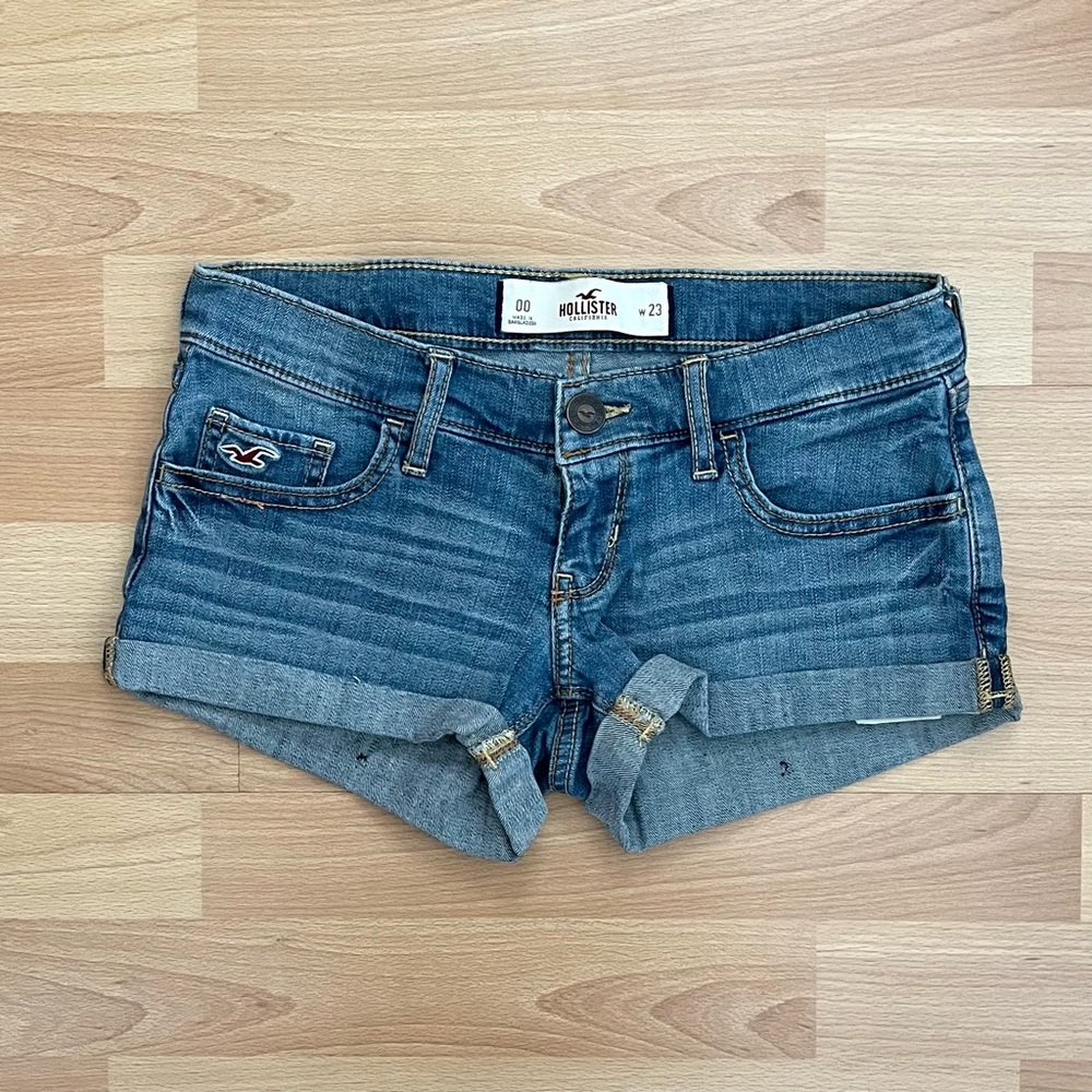 Hollister Low-Rise Medium Wash Shorts
